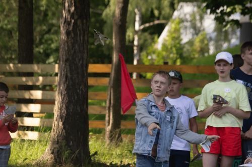 Метание бумажного самолётика